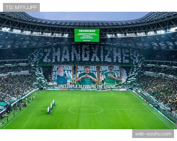 特写：热那亚球迷团体制作巨幅tifo，致敬俱乐部历史上的传奇边锋